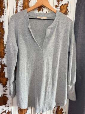 LOFT Long Sleeve V-Neck Sweater Grey Henley Size L Minimalist Coastal